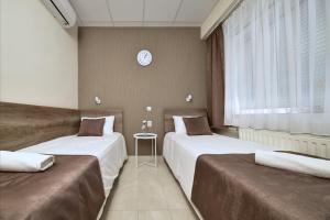 Posteľ alebo postele v izbe v ubytovaní Familia Panzió & Apartmanház Győr