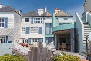 Gallery image of The Beach House at Sandgate by Bloom Stays in Sandgate