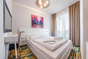 Giường trong phòng chung tại Prywatne apartamenty Sun & Snow w Baltic Park Molo