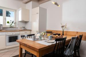 Precise Resort Marina Wolfsbruch - Familienapartments的厨房或小厨房