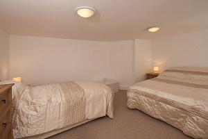 Een bed of bedden in een kamer bij Chambercombe Cottages