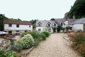 un grupo de casas y un patio con flores en Chambercombe Cottages, en Ilfracombe