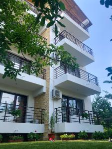 un edificio con balcones en un lateral en Villa Anastasia, en Costinesti