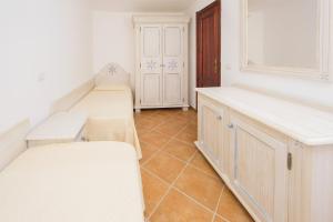 una cocina con encimeras blancas y encimeras blancas en Colonna Beach Hotel, en Marinella
