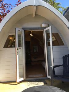 an arched entrance to a house with a patio at Hébergement insolite homes d Opale in Saint-Martin-Boulogne +6 photos