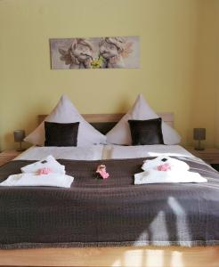 dos animales de peluche sentados encima de una cama en Hotel Mainperle, en Wertheim
