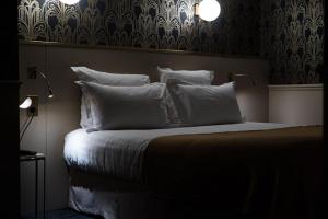 En eller flere senge i et værelse på Hôtel Léna