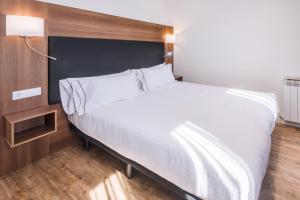 Łóżko lub łóżka w pokoju w obiekcie Apartments Playa de Castelldefels