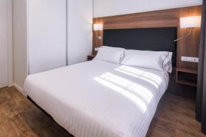 Łóżko lub łóżka w pokoju w obiekcie Apartments Playa de Castelldefels