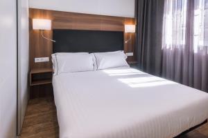 Łóżko lub łóżka w pokoju w obiekcie Apartments Playa de Castelldefels