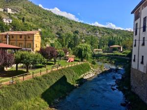 Las Huellas de Cameros في Soto en Cameros: نهر في مدينة بجوار جبل
