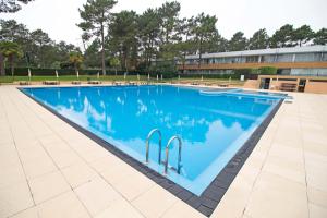 - une piscine d'eau bleue dans un bâtiment dans l'établissement CLEYMALIA - Quinta da Barca, à Esposende