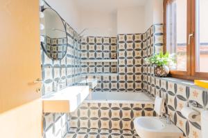 W łazience znajduje się umywalka i wanna. w obiekcie Villa Castello with jacuzzi & priceless view by Rent All Como w mieście Argegno +37 zdjęć