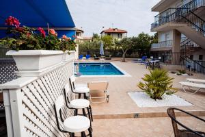 een patio met stoelen en een zwembad in een gebouw bij Brother's House in Kallithea +52 foto's