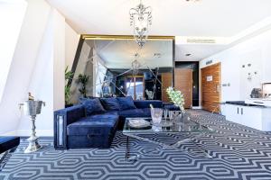 索波特的住宿－貝喬恩精品酒店，客厅配有蓝色的沙发和桌子