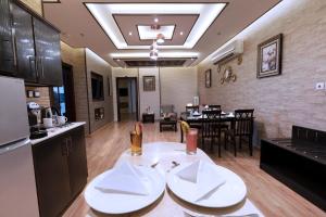 a kitchen and dining room with a table in a room at Platinum Seventy in Jeddah
