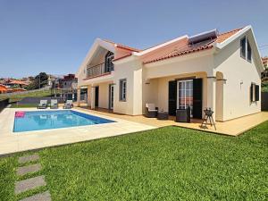 dom z basenem na dziedzińcu w obiekcie Casa Mes Amis by LovelyStay w mieście Relógio do Poiso