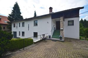 Maison blanche avec allée en briques dans l'établissement Hochwald-EnSuite, à Bad Sachsa