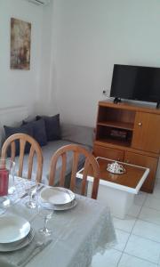 TV a/nebo společenská místnost v ubytování Annas apartment 2 (AgiosNikolaos)