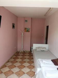 um quarto com uma cama e um piso em Пай Хост em Plovdiv