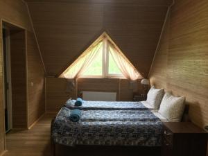 una camera da letto con un letto con una grande finestra di Hotel Fortetsya a Slavske