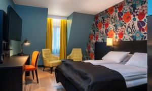 Cette chambre comprend un lit et un bureau. dans l'établissement Thon Hotel Harstad, à Harstad