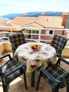 - une table avec une assiette de fruits sur le balcon dans l'établissement APARTMANI INES RABAC, à Rabac