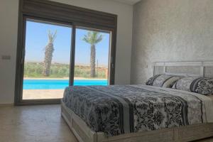 A bed or beds in a room at Villa de luxe avec piscine privée sans vis à vis