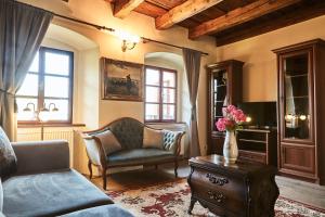 - un salon avec un canapé et une chaise dans l'établissement Resla Residence I, II,, à Banská Štiavnica