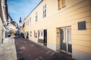 een lege straat in een stad met gebouwen bij Ferienwohnung St. Pölten Rathausplatz in Sankt Pölten