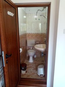 チェルノモレツにあるGuest House Ivanoviのバスルーム(トイレ、洗面台付)