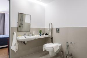 Koupelna v ubytování Balance Hotel