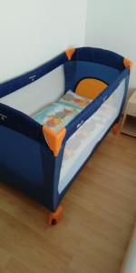 a blue toddler bed with an orange frame at Ferienwohnung Weimar - Ulla in Weimar