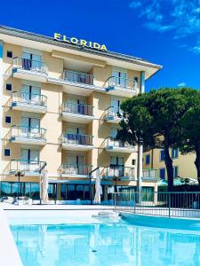 リド・ディ・イエゾロにあるHotel Floridaのホテルの目の前にスイミングプールがあります。