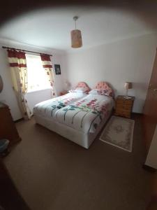 A bed or beds in a room at Riverside Lodge 