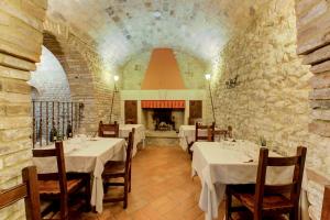 Restoran või mõni muu söögikoht majutusasutuses Oste del Castello Wellness & Bike Hotel