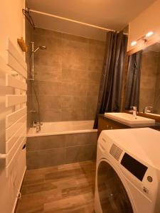 アロスにあるFoux d Allos Centre de la Station 4 Pièces 8 Personnesのバスルーム(洗濯機、バスタブ、シンク付) +26枚の写真