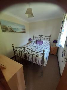 A bed or beds in a room at Riverside Lodge 