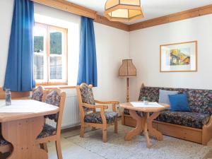 un soggiorno con divano, tavolo e sedie di Gasthof zum Gellnwirt a Tamsweg