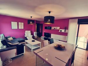 uma sala de estar com uma mesa e um sofá em Apartamento de lujo en Residencial El Mocan em Palm-mar
