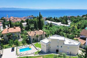 Bazén v ubytovaní Villa Perla with swimming pool, Lovran - Opatija alebo v jeho blízkosti