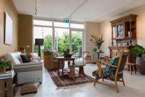 a living room with a couch and chairs at De Nieuwe Warande in Tilburg