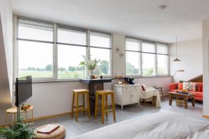 a living room with a couch and a table and chairs at De Nieuwe Warande in Tilburg