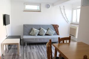 een woonkamer met een bank en een tafel bij Apartment Frleta in Umag