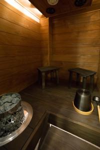 a sauna with two tables and a hat at Hotelli Olof in Tornio