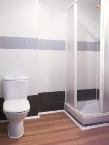 La salle de bains est pourvue d'une douche et de toilettes. dans l'établissement MiCampus Burjassot 1, à Burjasot