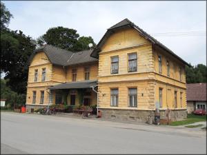 una casa de madera al lado de una calle en Ubytování na Jakuli, en Nové Hrady