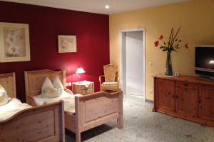 a bedroom with two twin beds and a television at La Lanterna in Müllenbach