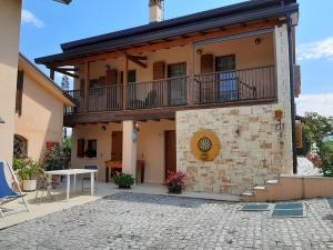 ein Gebäude mit einem Balkon auf der Seite in der Unterkunft Casa Rosetta in 