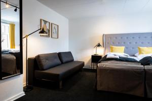 a bedroom with a bed and a chair in it at Diagonalkroen in Give